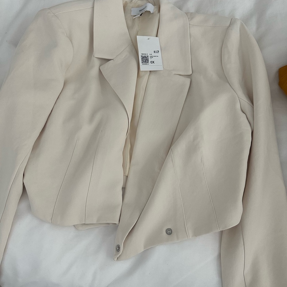 NWT Forever 21 cropped Cream Jacket